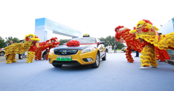 北汽新能源EU300換電出租車投入運營