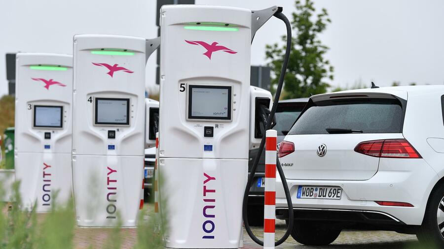 電動(dòng)車充電樁 鳳凰汽車原文配圖