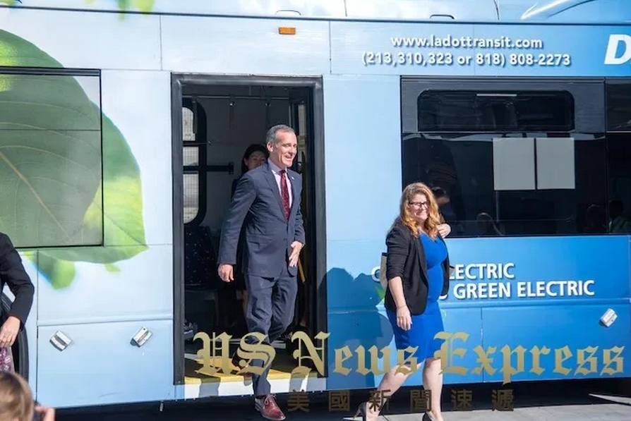 市長搭乘比亞迪純電動大巴抵達新聞發布會現場