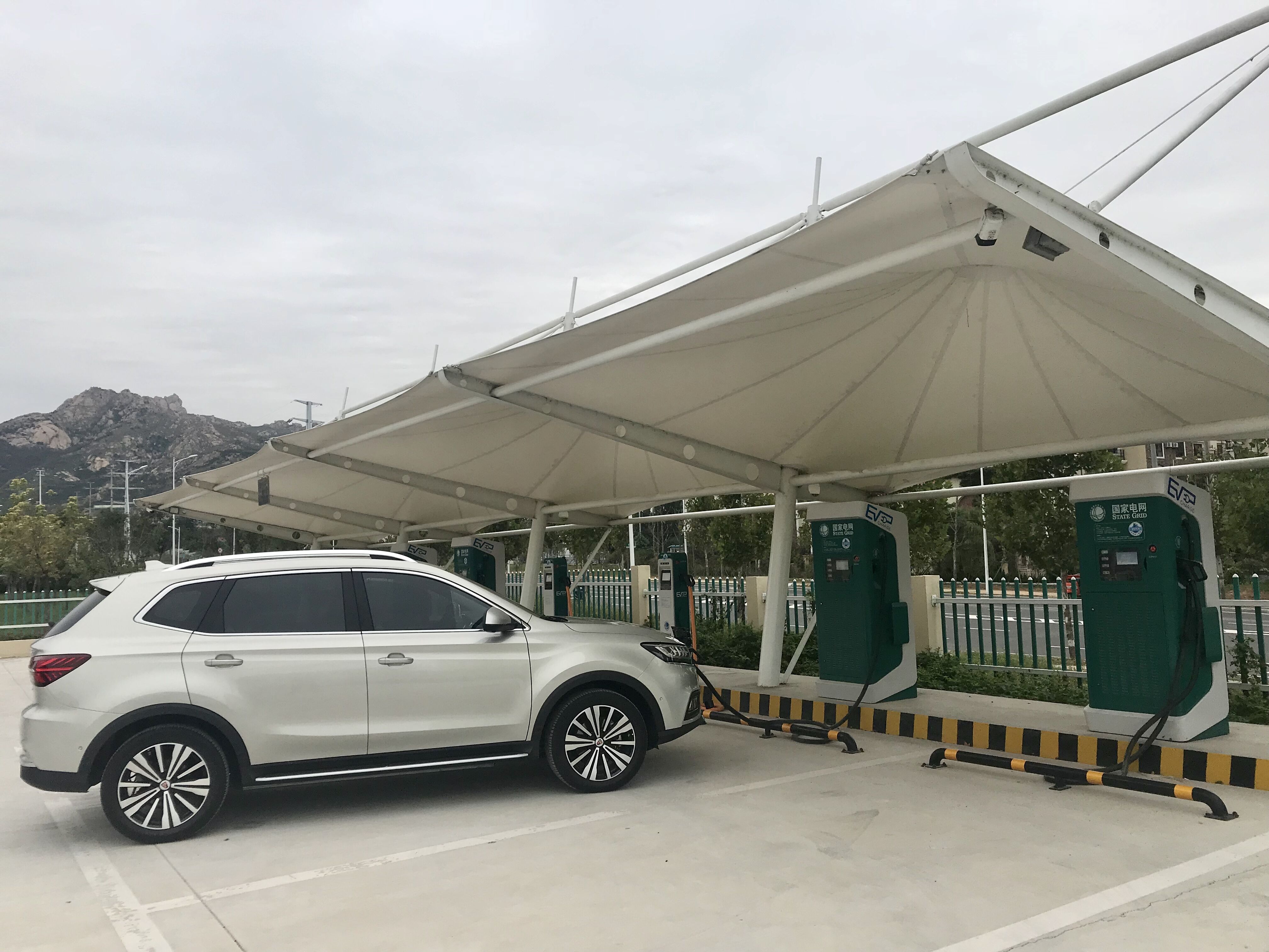 上汽榮威ERV5純電動(dòng)SUV在國網(wǎng)充電樁充電中