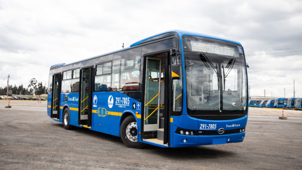 比亞迪電動巴士充電時長約1.5~2.5小時，單次充電續(xù)航超過300公里