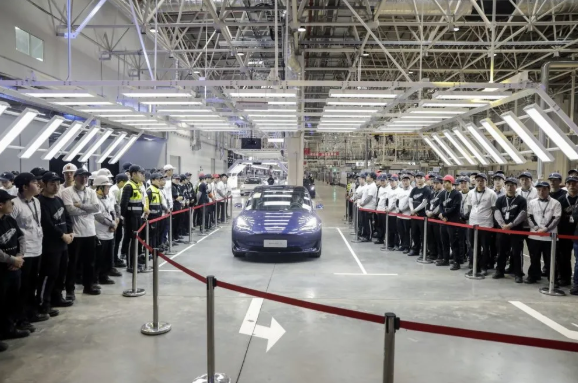 2019年12月，在上海特斯拉超級(jí)工廠舉行的儀式上，第一輛中國(guó)制造Model 3汽車(chē)從裝配線下線