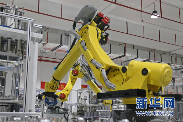 廠區(qū)內(nèi)的機械臂。新華網(wǎng)發(fā)（郭思云 攝）