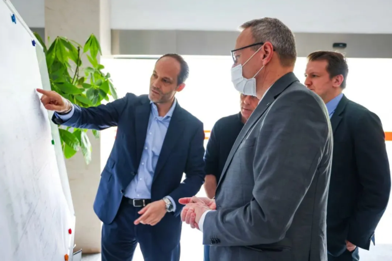 項目負責人向馮思翰博士介紹大眾安徽MEB工廠建設規(guī)劃 圖片來源：大眾中國