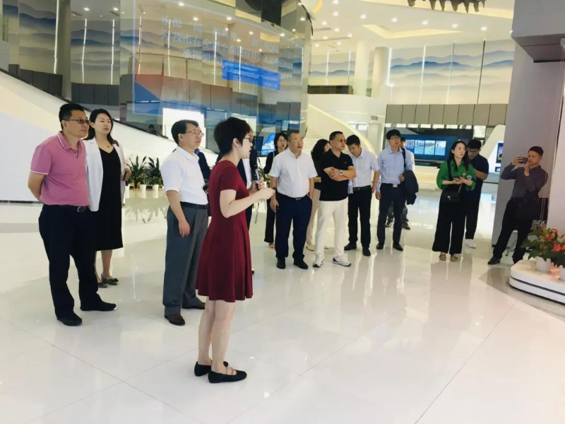 中關(guān)村新型電池技術(shù)創(chuàng)新聯(lián)盟秘書長于清教一行蒞臨東莞水鄉(xiāng)考察