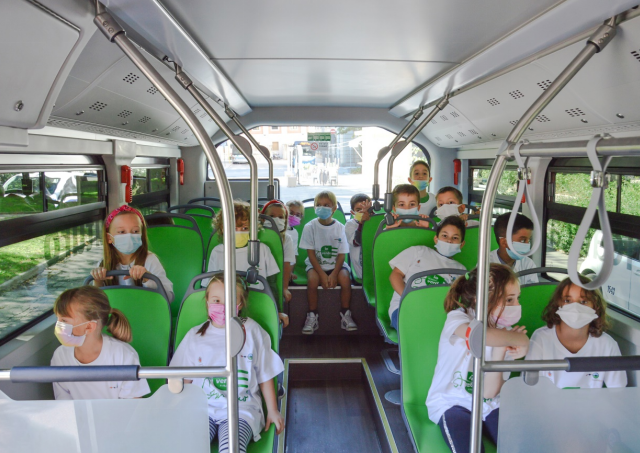 安科納當?shù)貙W生首次體驗純電動巴士出行