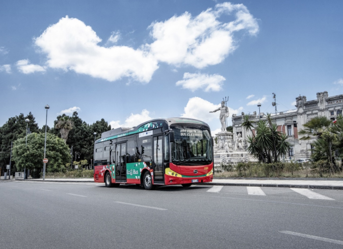 比亞迪純電動中巴馳騁在意大利西西里島