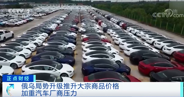 缺“芯”！產(chǎn)量腰斬！各大車企“慌”了？特斯拉股價暴跌25%