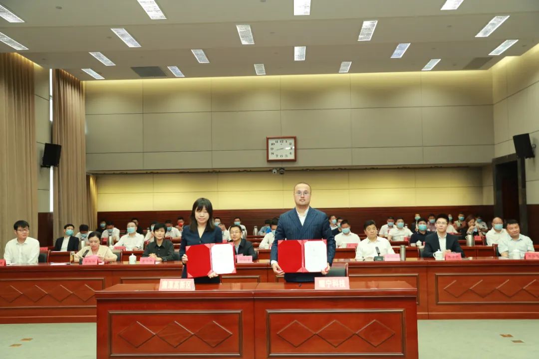 鷹潭高新區(qū)與耀寧科技年產(chǎn)20GWh磷酸鐵鋰電池項目一期簽約儀式現(xiàn)場