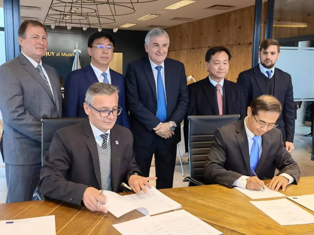 JEMSE總裁菲利普·阿爾博諾茲（Felipe Albornoz）（左）、國軒高科高級副總裁、工研總院院長蔡毅（右）分別代表雙方簽約