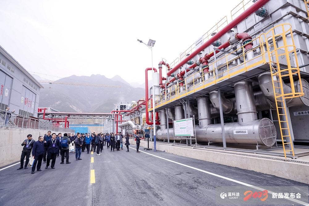 與會(huì)嘉賓參觀考察廢氣治理產(chǎn)線