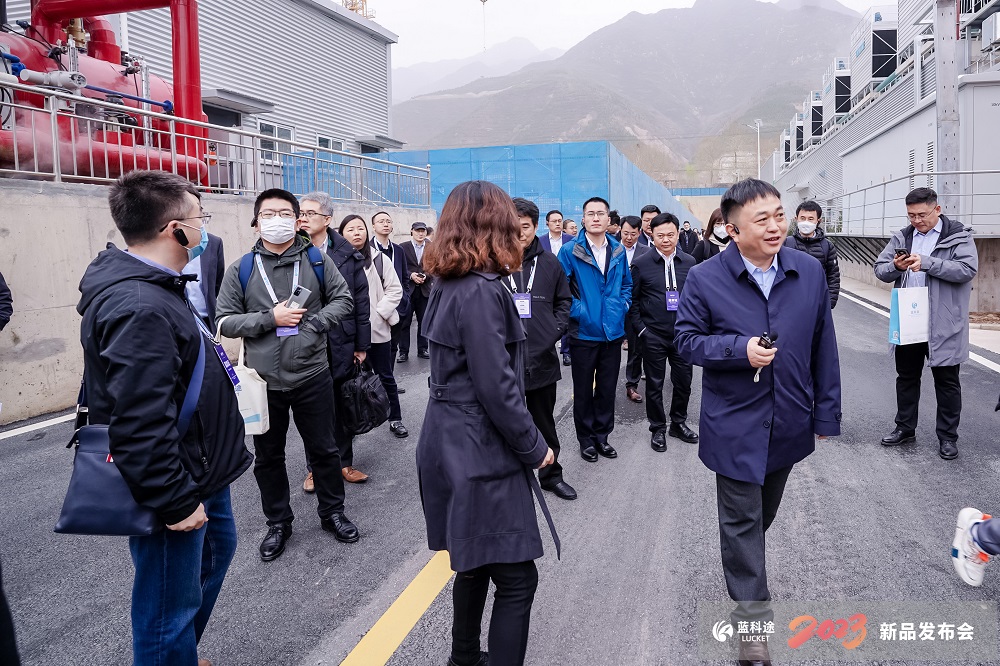 與會(huì)嘉賓參觀考察廢氣治理產(chǎn)線