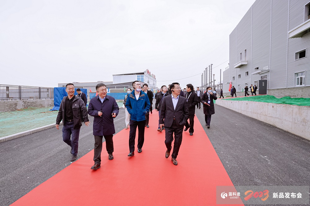 與會(huì)嘉賓參觀考察隔膜產(chǎn)線