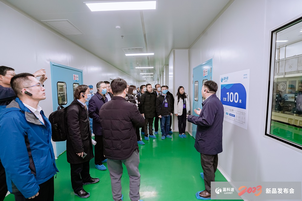 與會嘉賓參觀考察隔膜產線