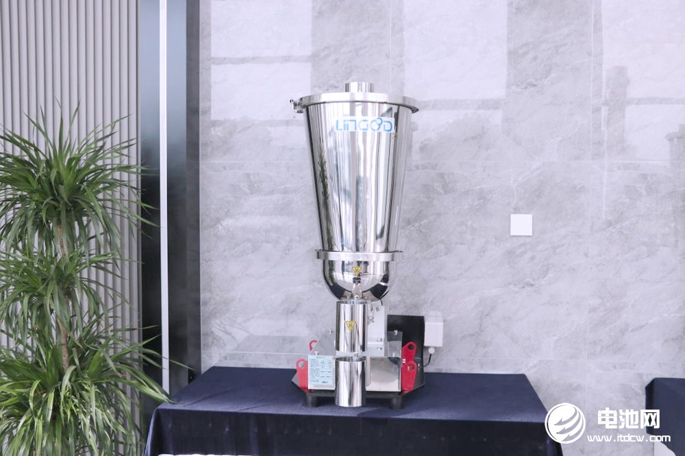 中關村新型電池技術創新聯盟秘書長于清教一行參觀考察靈鴿科技