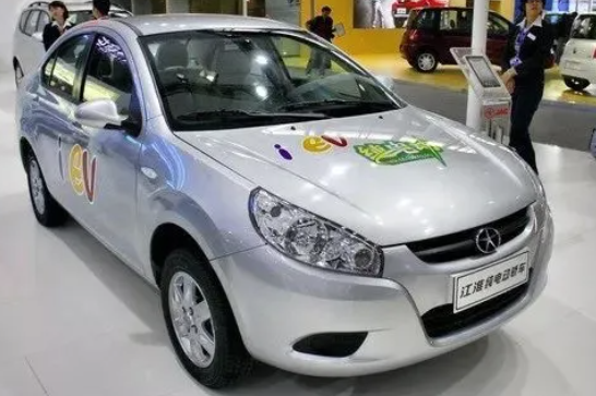江淮iEV系列采用同悅平臺，依托燃油車的車身，進行電氣化的重新布置，采用18650電池