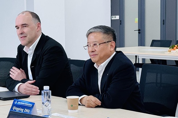 福斯中國CTO Kris Van Gasse（左）和福斯中國首席執(zhí)行官朱慶平（右）