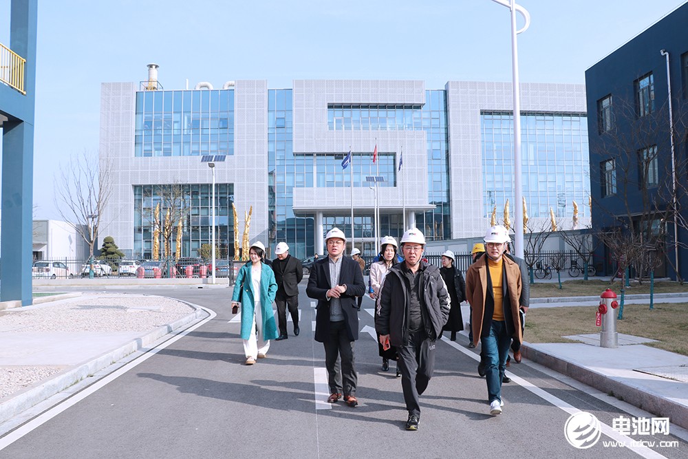 中國(guó)電池新能源產(chǎn)業(yè)鏈調(diào)研團(tuán)一行參觀華盛鋰電