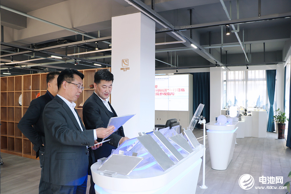 中國電池新能源產(chǎn)業(yè)鏈調(diào)研團(tuán)一行參觀考察中俄工研院