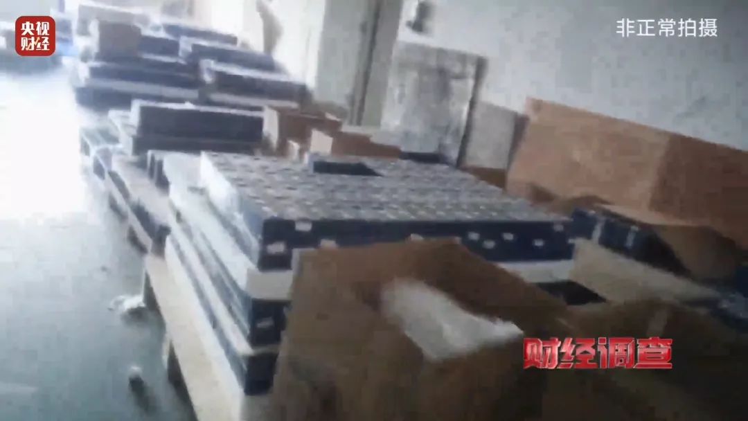 巨大安全隱患!“三無”鋰電池黑作坊,竟藏身居民樓!記者調查現場,突然起火→ 巨大安全隱患!“三無”鋰電池黑作坊,竟藏身居民樓!記者調查現場,突然起火→