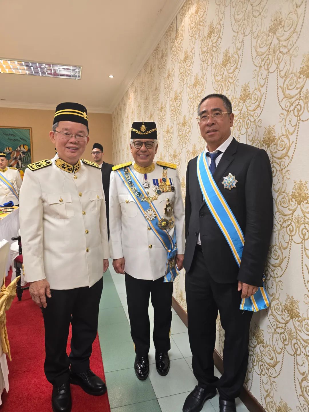 （中間為檳城州元首阿末弗茲，左側為檳城州首席部長曹觀友，右側為星源材質董事長陳秀峰）