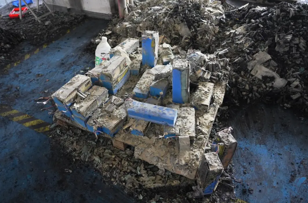 靜靜堆放的鋰電池也會爆炸？廣東佛山一電池廠燒了……