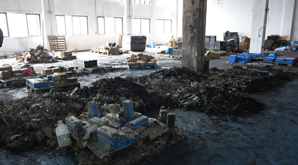 靜靜堆放的鋰電池也會爆炸？廣東佛山一電池廠燒了……