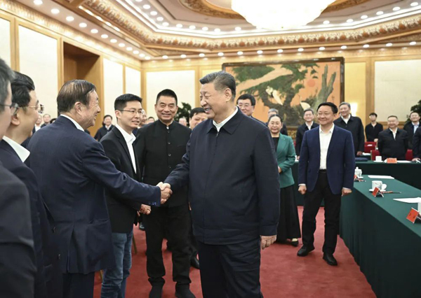 2月17日，中共中央總書記、國家主席、中央軍委主席習近平在京出席民營企業座談會并發表重要講話。這是習近平同民營企業負責人親切交流。 新華社記者 李學仁 攝