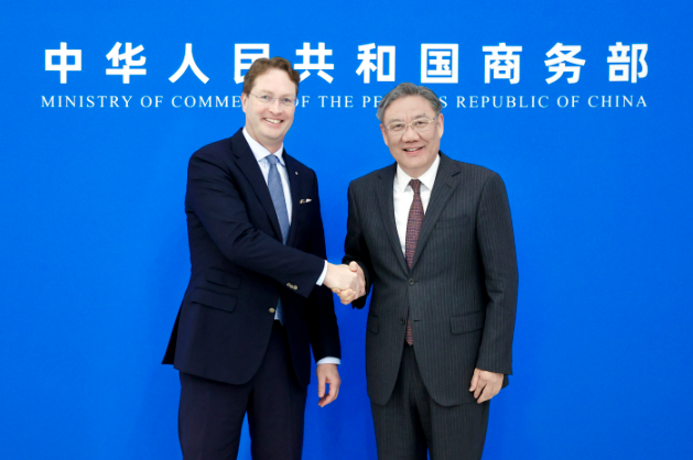 商務(wù)部部長(zhǎng)王文濤會(huì)見歐洲汽車工業(yè)協(xié)會(huì)主席、奔馳集團(tuán)董事長(zhǎng)康林松