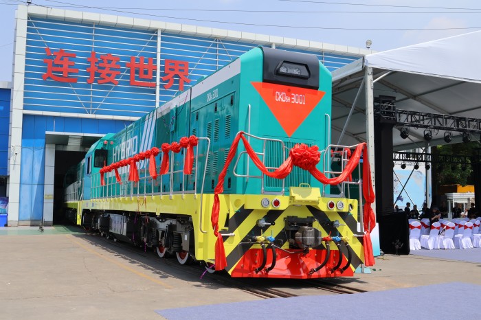 搭載磷酸鐵鋰動(dòng)力電池！我國(guó)系列化標(biāo)準(zhǔn)新能源機(jī)車產(chǎn)品首次出口海外